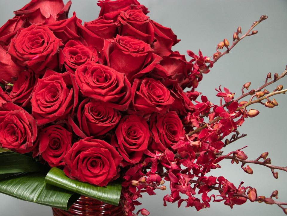 Modern roses by Artsy Flora.