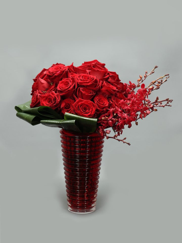 Modern roses by Artsy Flora.